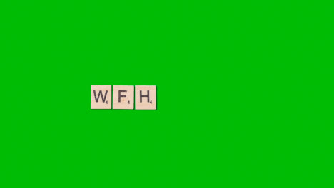 Detener-El-Concepto-De-Negocio-De-Movimiento-Encima-De-Los-Azulejos-De-Letras-De-Madera-Formando-Acrónimo-Wfh-En-Pantalla-Verde