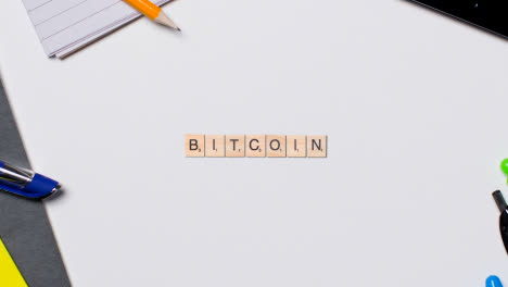 Stop-Motion-Geschäftskonzept-Overhead-Holzbuchstabenfliesen,-Die-Wort-Bitcoin-Auf-Grünem-Bildschirm-Bilden