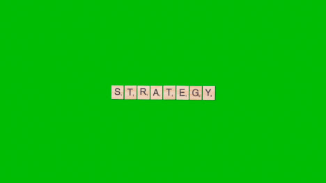 Stop-Motion-Geschäftskonzept-Overhead-Holzbuchstabenfliesen,-Die-Wortstrategie-Auf-Grünem-Bildschirm-Bilden
