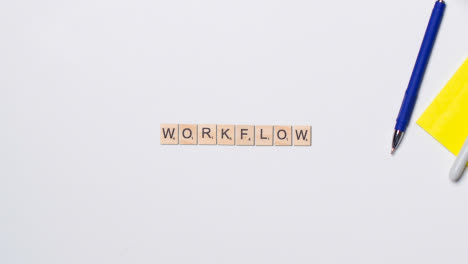 Stop-Motion-Geschäftskonzept-über-Dem-Schreibtisch-Aus-Holzbuchstaben,-Die-Wort-Workflow-Bilden