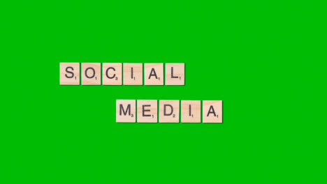 Stop-Motion-Geschäftskonzept-Overhead-Buchstabenfliesen-Aus-Holz-Bilden-Wörter-Social-Media-Auf-Green-Screen-1