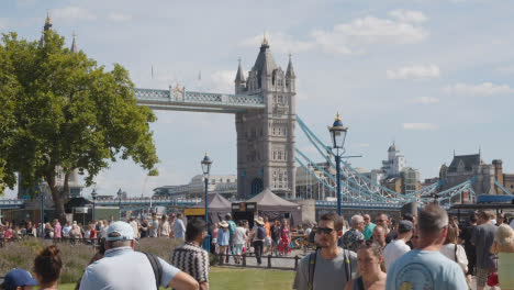 Menge-Von-Sommertouristen,-Die-An-Der-Tower-Bridge-London-England-Großbritannien-3-Vorbeigehen