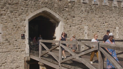 Touristen-Besuchen-Den-Tower-Of-London-England-Großbritannien