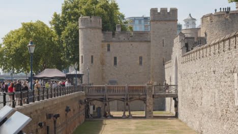 Crowd-Of-Summer-Tourists-Walking-By-The-Tower-Of-London-England-UK-3