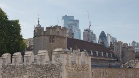 Exterior-Of-The-Tower-Of-London-With-Modern-City-Skyline-Behind-England-UK
