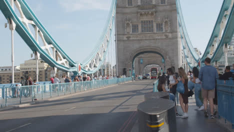 Turistas-De-Verano-Caminando-Por-El-Puente-De-La-Torre-Londres-Inglaterra-Reino-Unido-Con-Tráfico-2