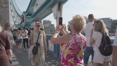 Turistas-De-Verano-Caminando-Por-El-Puente-De-La-Torre-De-Londres,-Inglaterra,-Reino-Unido