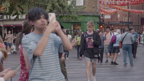 Masse-Der-Sommertouristen,-Die-Durch-Die-Straßen-In-Chinatown-In-London-England-Großbritannien-Gehen-1
