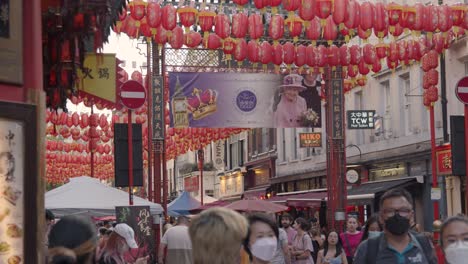 Crowd-Of-Summer-Tourists-Walking-Along-Gerrard-Street-In-Chinatown-In-London-England-UK