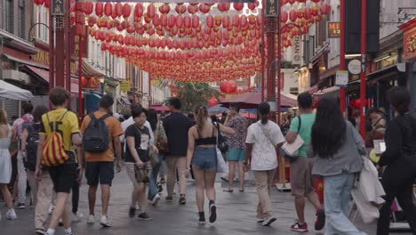 Multitud-De-Turistas-De-Verano-Caminando-Por-Gerrard-Street-En-Chinatown-En-Londres-Inglaterra-Reino-Unido-1
