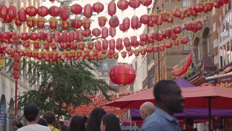 Multitud-De-Turistas-De-Verano-Caminando-Por-Gerrard-Street-En-Chinatown-En-Londres,-Inglaterra,-Reino-Unido-4