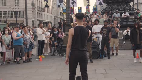 Artistas-Callejeros-Entreteniendo-A-Los-Turistas-En-Piccadilly-Circus-En-Londres,-Inglaterra