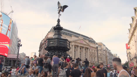 Crowd-Of-Summer-Tourists-Around-Statue-Of-Eros-In-Piccadilly-Circus-With-Digital-Advertising-Displays-London-England-UK