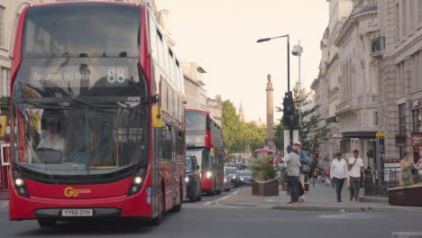 Concurrido-Cruce-De-Tráfico-En-Londres-Con-Autobuses,-Coches,-Ciclistas-Y-Peatones
