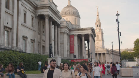 Trafalgar-Square-Mit-National-Gallery-Und-St.-Martin-In-Der-Feldkirche-Mit-Touristen-In-London-England-Vereinigtes-Königreich