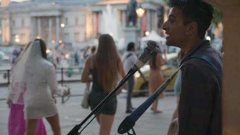 Straßenmusiker-Mit-Gitarre-Spielen-Für-Touristen-Auf-Dem-Trafalgar-Square-In-London-England-Vereinigtes-Königreich