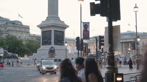 Trafalgar-Square-Mit-Brunnen-Rund-Um-Nelsons-Säule-Und-Löwenstatuen-In-London-England-Uk