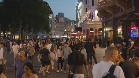 Crowd-Of-Summer-Tourists-Walking-In-Leicester-Square-At-Dusk-In-London-England-UK