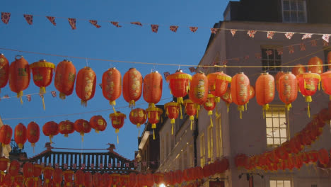 Nahaufnahme-Von-Papierlaternen-über-Die-Gerrard-Street-In-Chinatown-In-Der-Abenddämmerung-In-London-England-Vereinigtes-Königreich