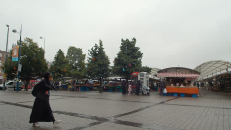 Market-Stalls-With-Shoppers-In-Birmingham-UK-City-Centre-On-Rainy-Day