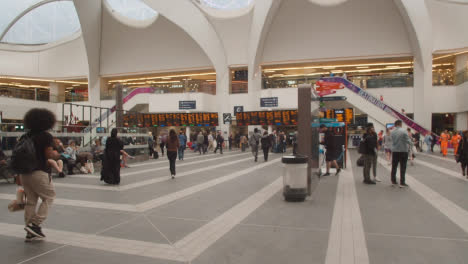 Das-Grand-Central-Shopping-Centre-Und-Der-Neue-Straßenbahnhof-Mit-Käufern-In-Birmingham-Uk-1