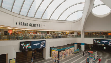Das-Grand-Central-Shopping-Centre-Und-Der-Neue-Straßenbahnhof-Mit-Käufern-In-Birmingham-Uk-3