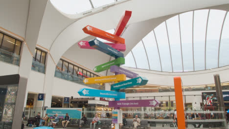 Hinweisschilder-Am-Grand-Central-Shopping-Center-Und-New-Street-Railway-Station-In-Birmingham,-Großbritannien