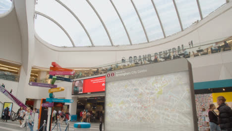 Hinweisschilder-Und-Karte-Im-Grand-Central-Shopping-Center-Und-New-Street-Railway-Station-In-Birmingham,-Großbritannien