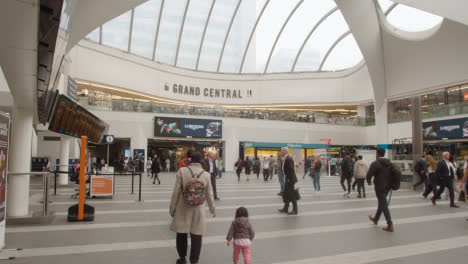 Das-Grand-Central-Shopping-Centre-Und-Der-Neue-Straßenbahnhof-Mit-Käufern-In-Birmingham-Uk-7