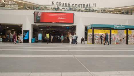 Das-Grand-Central-Shopping-Centre-Und-Der-Neue-Straßenbahnhof-Mit-Käufern-In-Birmingham-Uk-9