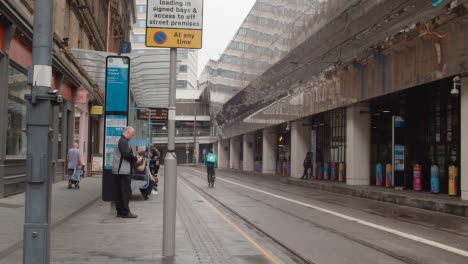 Straßenbahnhaltestelle-Vor-Dem-Grand-Central-Shopping-Centre-In-Birmingham,-Großbritannien