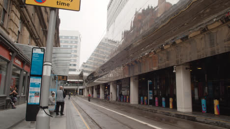 Straßenbahnhaltestelle-Vor-Dem-Grand-Central-Shopping-Centre-In-Birmingham,-Großbritannien-1