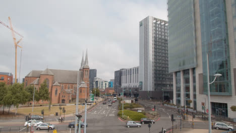 Bürogebäude-Neben-Dem-Straßenverkehrsknotenpunkt-In-Birmingham,-Großbritannien-1