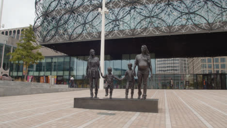 Äußeres-Des-Modernen-Gebäudes-Und-Statue-Der-Familie-Auf-Dem-Centenary-Square-In-Birmingham,-Großbritannien-1