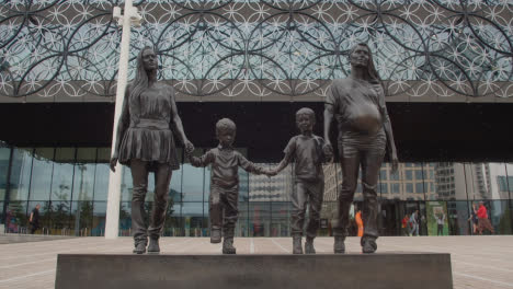 Außenansicht-Des-Modernen-Gebäudes-Und-Statue-Der-Familie-Auf-Dem-Centenary-Square-In-Birmingham,-Großbritannien-3