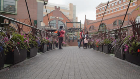 Bridge-Over-Canal-With-Tourists-At-Brindley-Place-In-Birmingham-UK