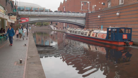 Canal-Boat-Con-Turistas-En-Brindley-Place-En-Birmingham,-Reino-Unido-5