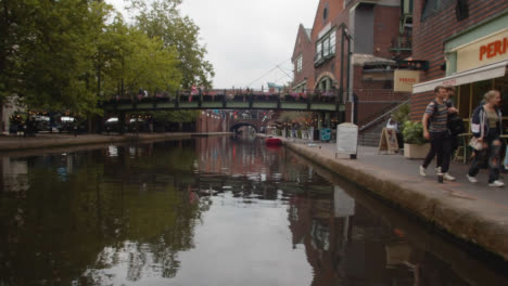 Vista-Desde-El-Canal-Boat-Con-Turistas-En-Brindley-Place-En-Birmingham-Uk