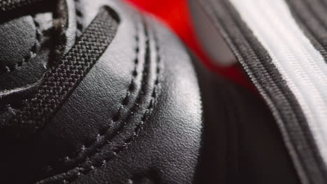 Studio-Still-Life-Shot-De-Botas-De-Fútbol-Y-Capitanes-Brazalete-1