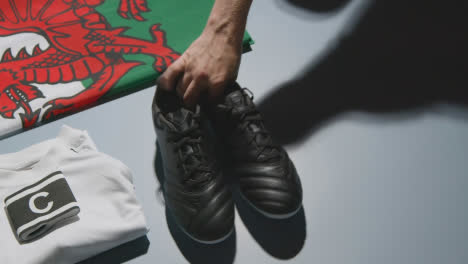 Studio-Still-Life-Shot-De-Botas-De-Fútbol-Bandera-Galesa-Camiseta-Y-Pantalones-Cortos-Y-Capitanes-Brazalete-1