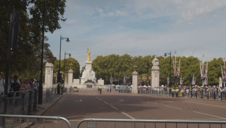 Panning-Shot-of-Crowds-at-a-Ceremonial-Viewing-Area-Outside-Buckingham-Palace