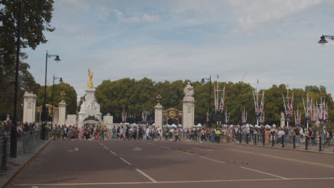 Panning-Shot-of-Crowds-at-a-Ceremonial-Viewing-Area-Outside-London's-Buckingham-Palace