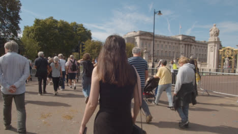 Tracking-Shot-of-Crowds-Outside-Buckingham-Palace-