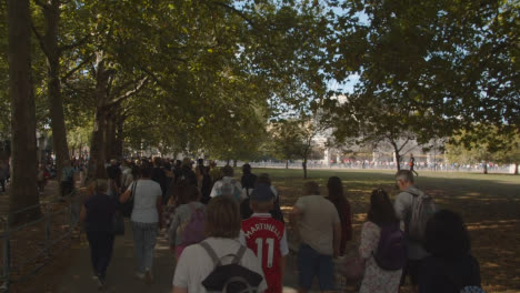 Tracking-Shot-of-Crowds-Outside-London's-Buckingham-Palace-