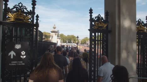 Kamerafahrt-Von-Menschenmassen,-Die-Vor-Dem-Buckingham-Palace-Spazieren