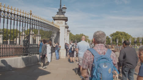 Kamerafahrt-über-Eine-Menschenmenge-Außerhalb-Des-Buckingham-Palace