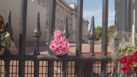 Nahaufnahme-Von-Tribute-Flowers-Außerhalb-Des-Buckingham-Palace