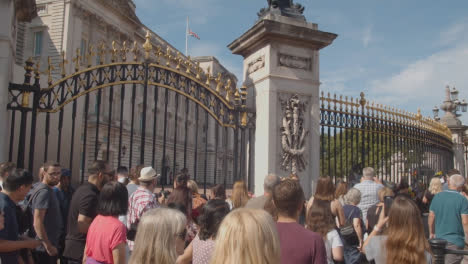 Tracking-Shot-of-Walking-Crowds-Outside-of-Buckingham-Palace