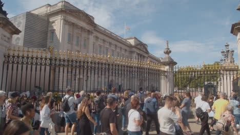 Wide-Shot-of-Walking-Crowds-Outside-of-Buckingham-Palace