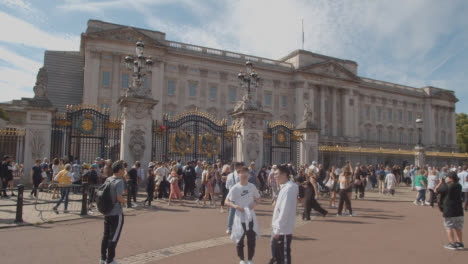 Kamerafahrt-Von-Menschenmassen-Außerhalb-Des-Buckingham-Palace-In-London